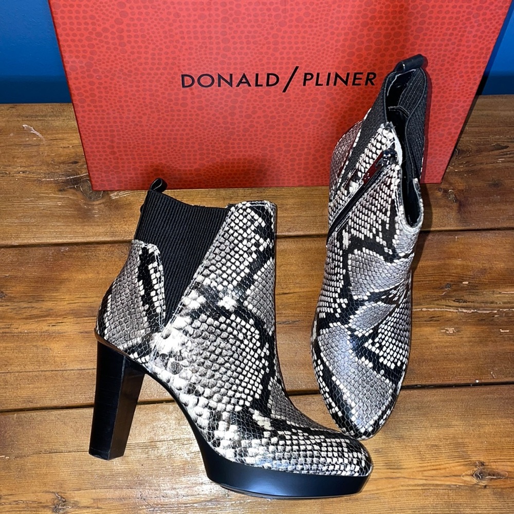 Donald J Pliner Women Elyna Cream Leather Platform Snakeskin Boots Size 5.5 NEW